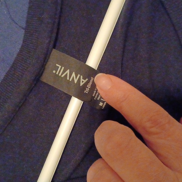 💙🌺Women's Black Vneck Graphic Tee - Picture 7 of 10